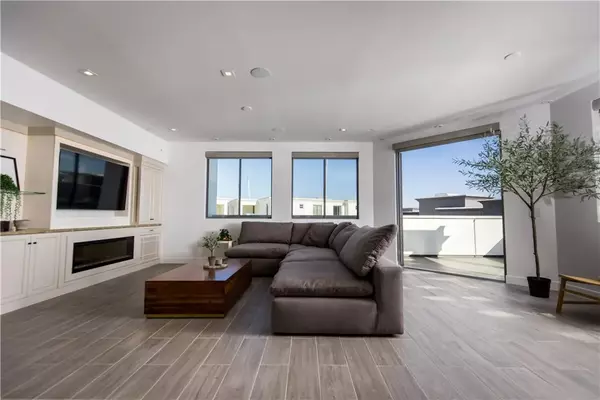 Newport Beach, CA 92663,2210 Newport Boulevard #302