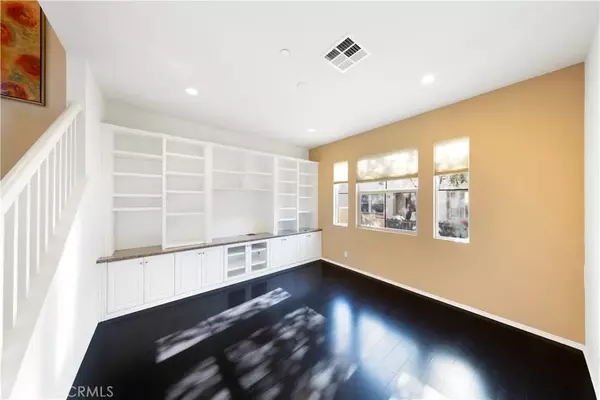 Irvine, CA 92618,90 Hedge Bloom