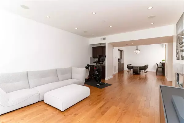 Beverly Hills, CA 90210,324 N Palm Drive #401