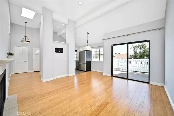 Huntington Beach, CA 92649,4682 Warner #B302