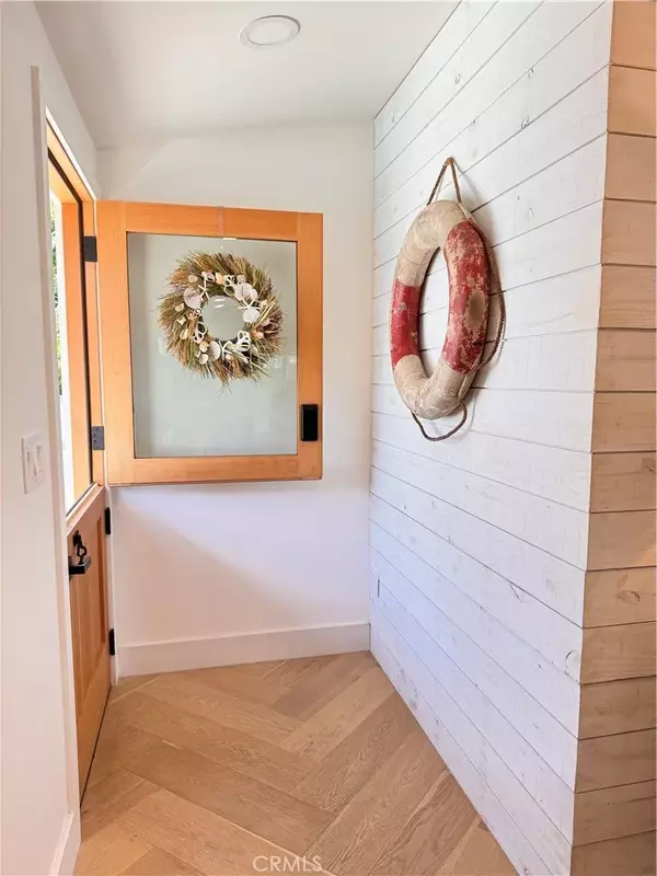 Newport Beach, CA 92660,250 Mayflower Dr