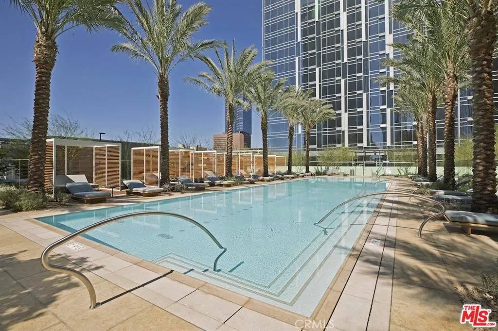 Los Angeles, CA 90017,877 Francisco Street #1208
