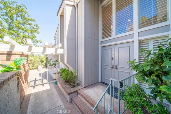 Irvine, CA 92612,28 Rocky Knoll #4