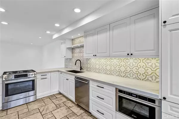 334 Tours Lane, Costa Mesa, CA 92627