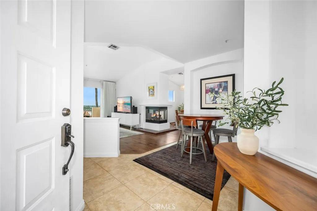 Huntington Beach, CA 92649,5142 Warner #305