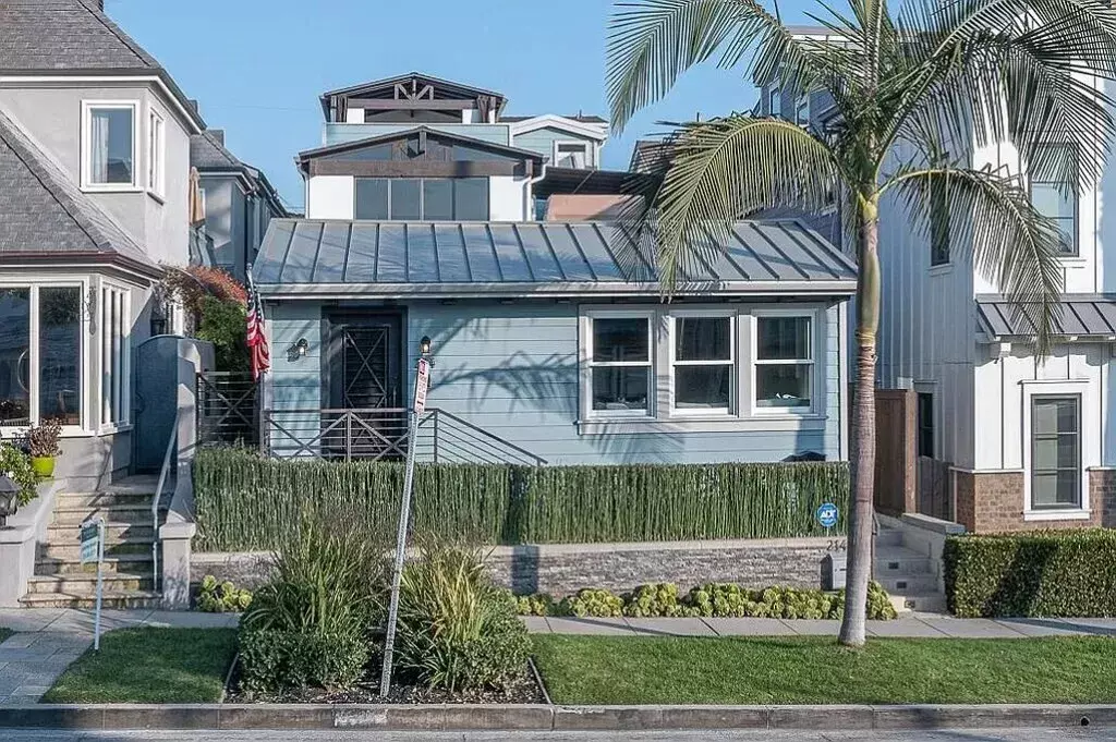 Corona Del Mar, CA 92625,214 Marguerite Avenue