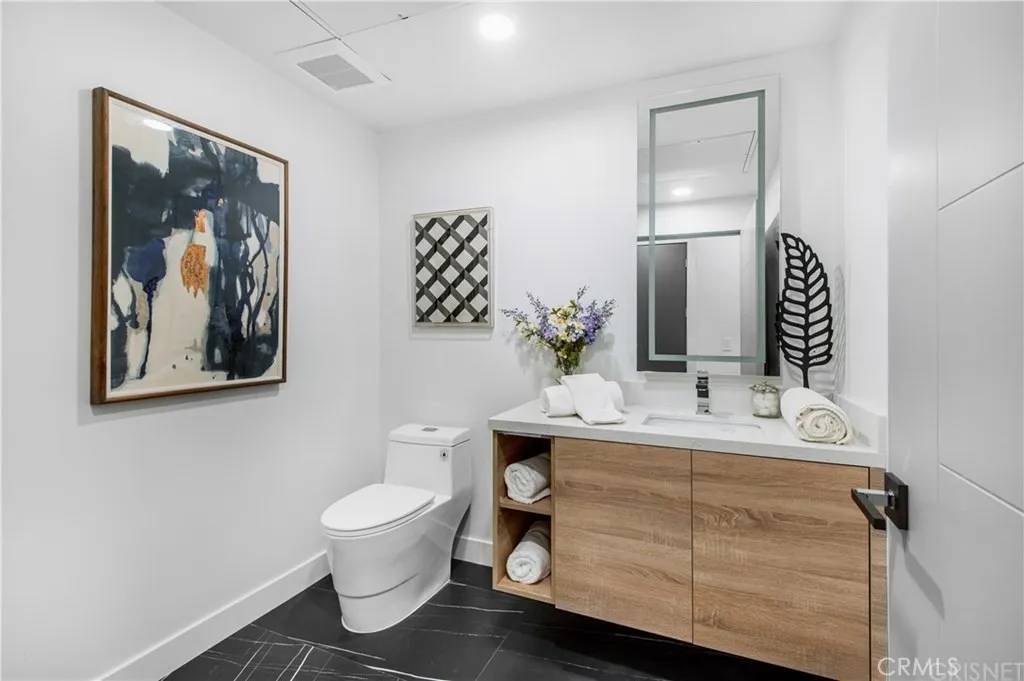 Valley Village, CA 91607,5110 Whitsett Avenue #105