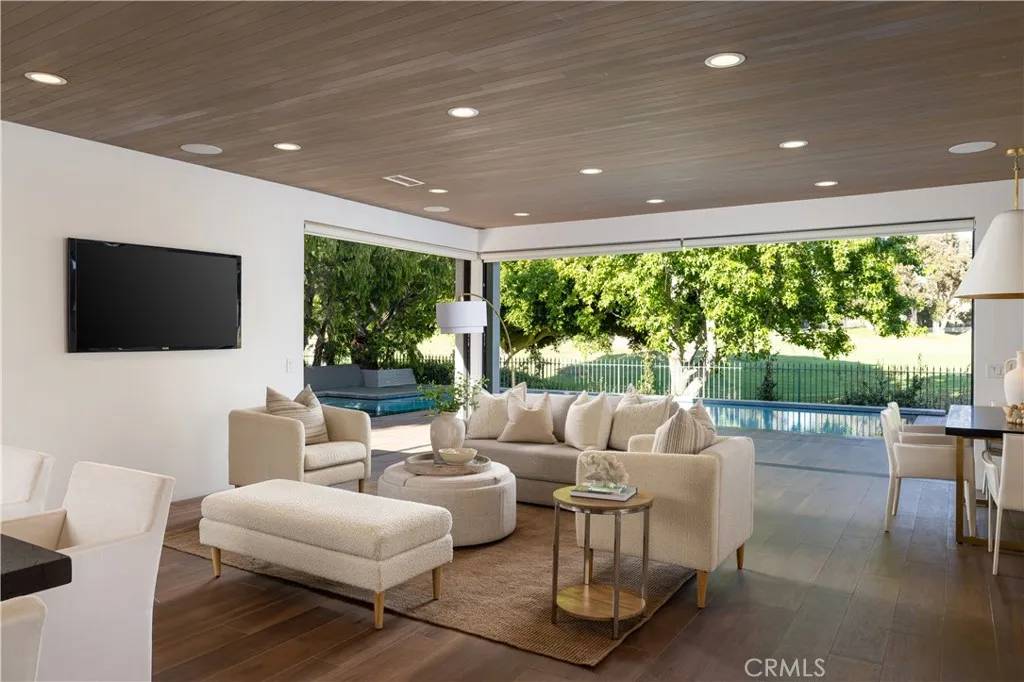 Huntington Beach, CA 92648,19466 Woodlands Drive