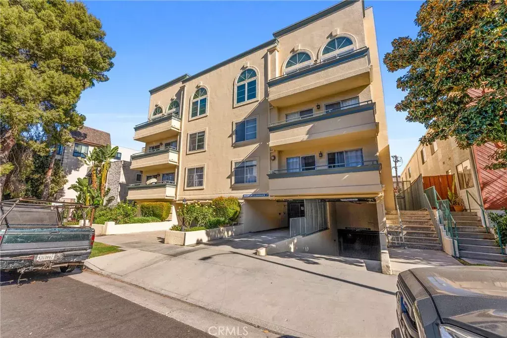 Sherman Oaks, CA 91423,4426 Ventura Canyon Avenue #204