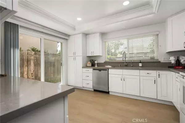 Irvine, CA 92620,4052 Escudero