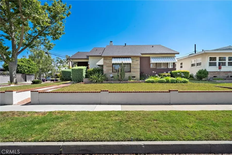 2460 Vuelta Grande Avenue, Long Beach, CA 90815