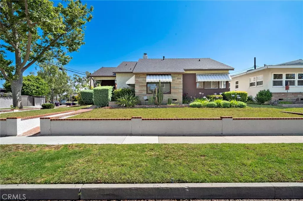 Long Beach, CA 90815,2460 Vuelta Grande Avenue