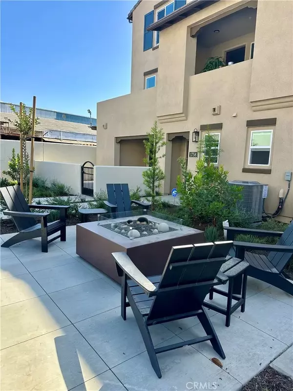 Compton, CA 90220,1702 W Sycamore Drive