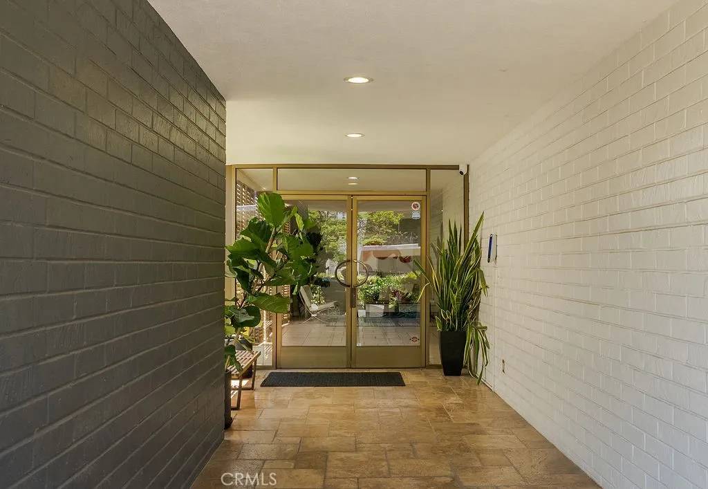 Beverly Hills, CA 90210,419 N Oakhurst Drive #102
