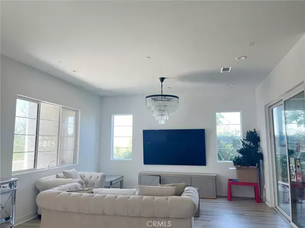 Irvine, CA 92618,215 Sawbuck