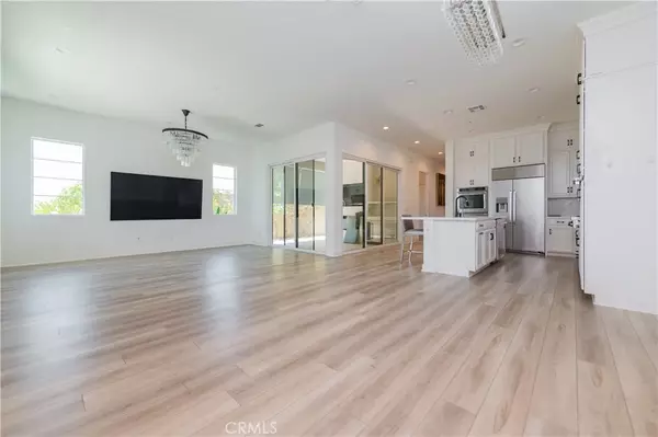 Irvine, CA 92618,215 Sawbuck