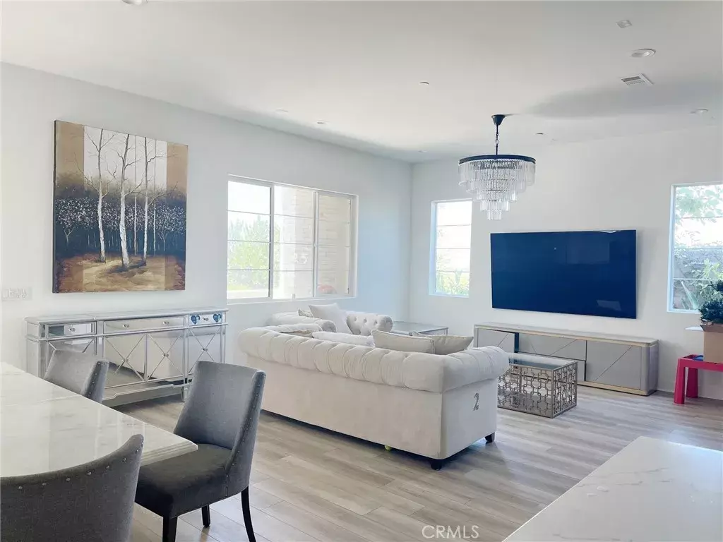 Irvine, CA 92618,215 Sawbuck
