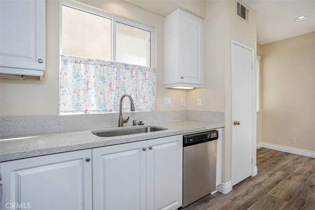 Irvine, CA 92606,77 Saint James