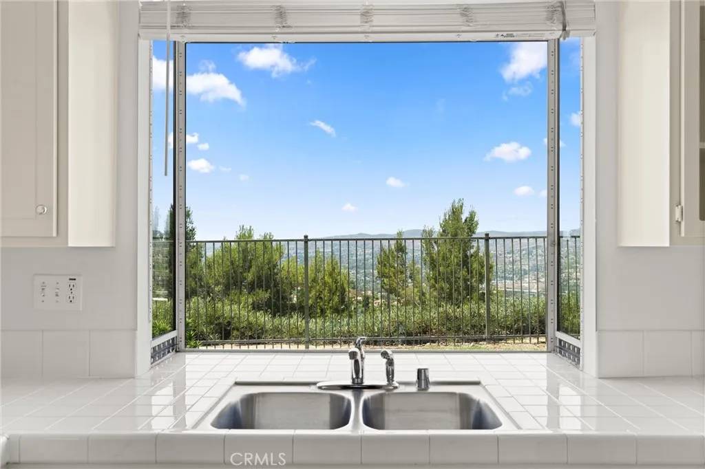 Anaheim Hills, CA 92808,917 S Dylan Way