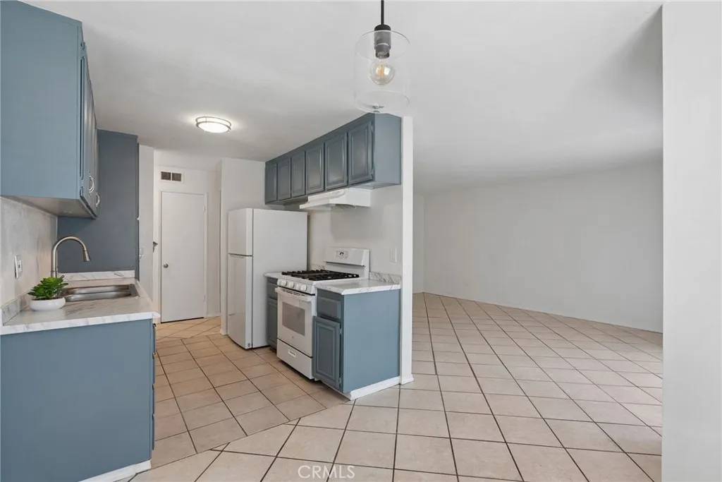 Orange, CA 92868,700 W La Veta Avenue #I3