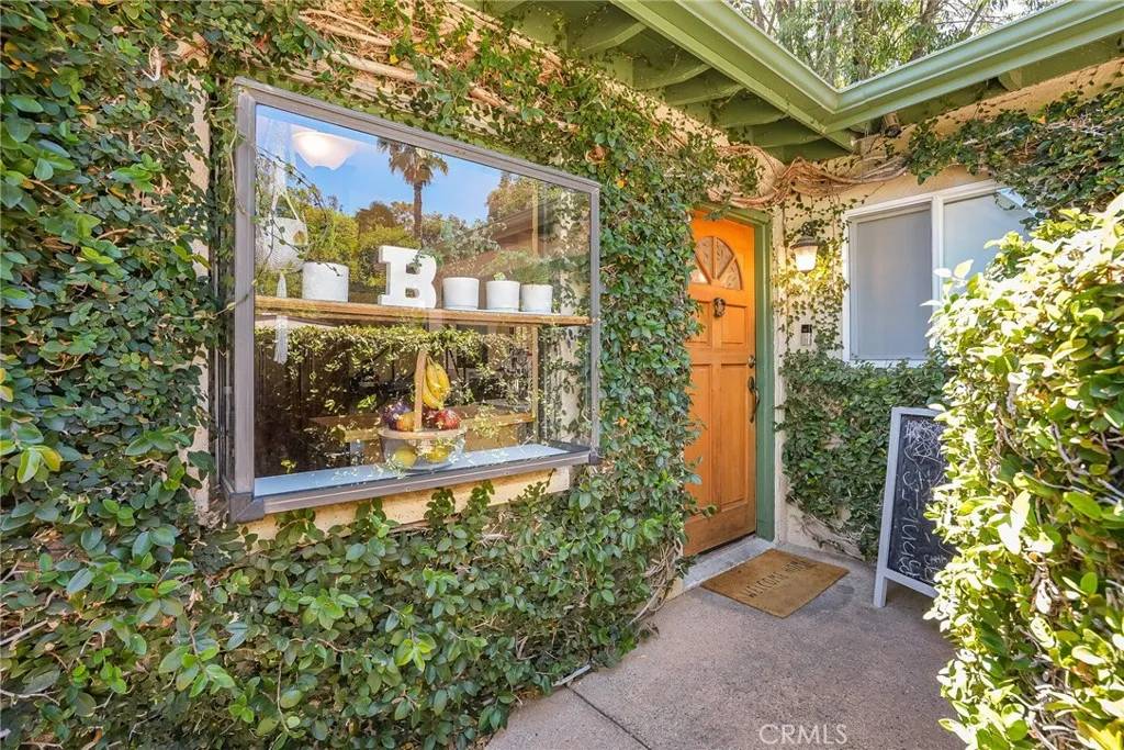 22232 Buena Ventura St, Woodland Hills, CA 91364