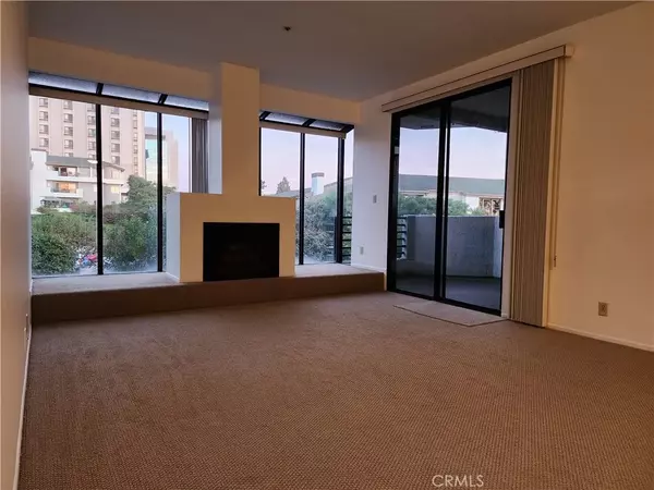 Newport Beach, CA 92663,270 Cagney Lane #204