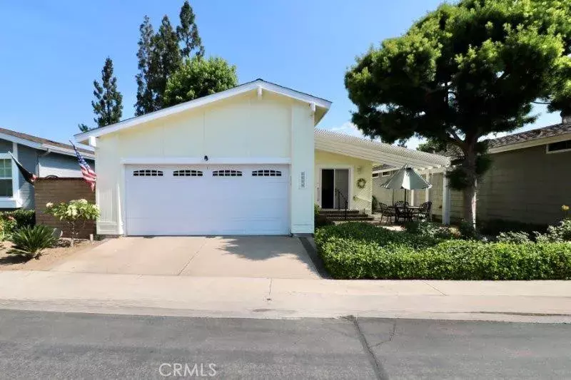 1609 Canyon Lake #137, Santa Ana, CA 92705