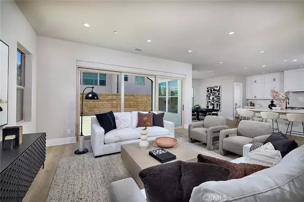 Irvine, CA 92618,118 Oakstone