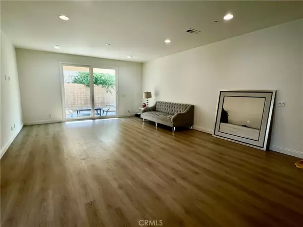 Irvine, CA 92618,217 Wicker