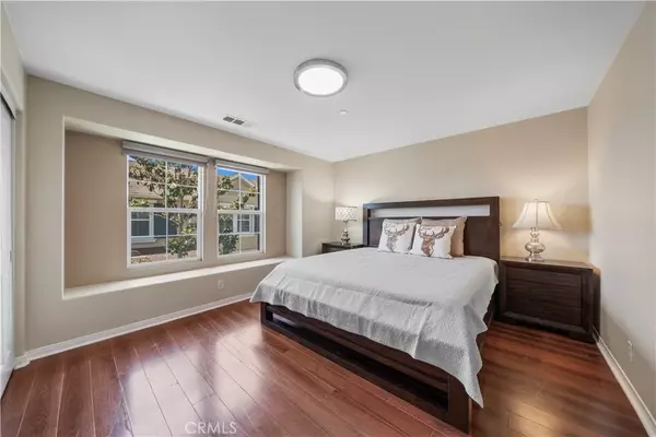 Irvine, CA 92606,414 Silk Tree