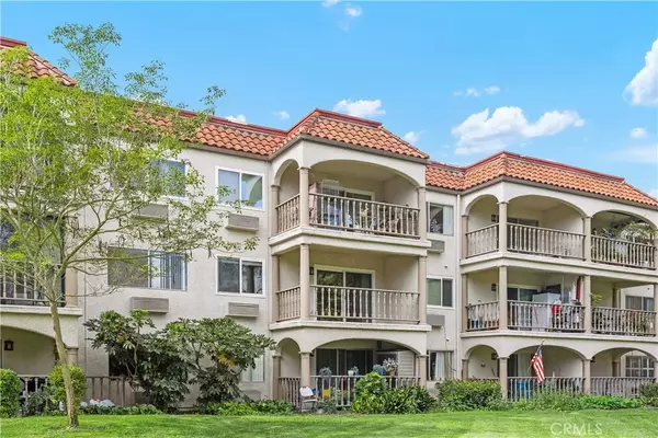 Laguna Woods, CA 92637,3498 Bahia Blanca W #2F