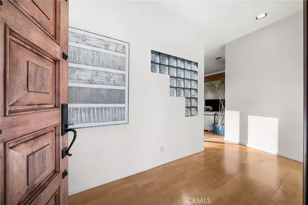 Huntington Beach, CA 92649,5862 Raphael