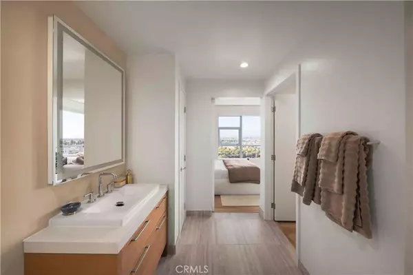 Santa Ana, CA 92707,9 MacArthur Place #407