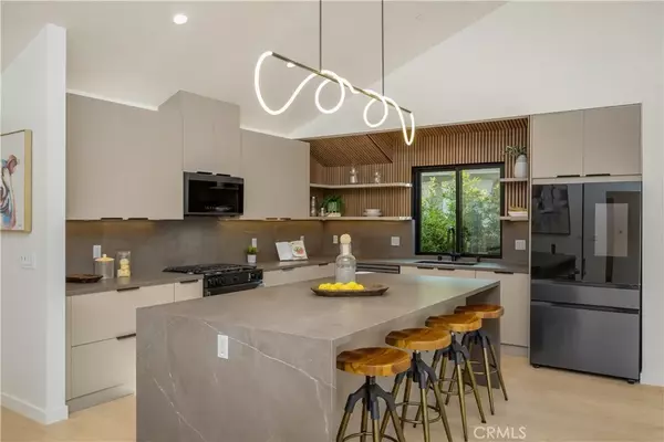 Los Angeles, CA 90019,1160 Lucerne Boulevard