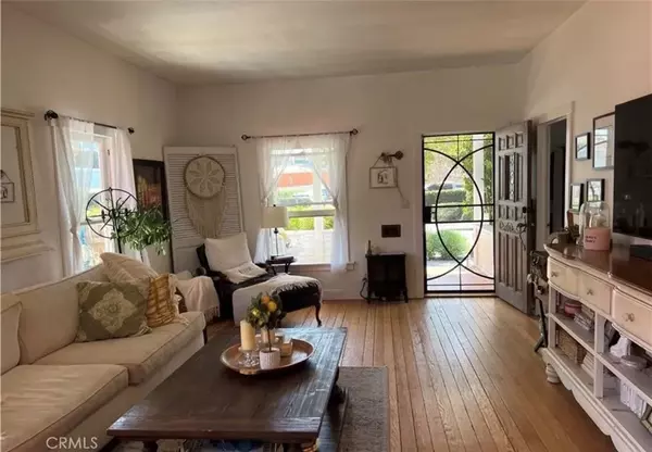 Santa Ana, CA 92706,323 W 18th St