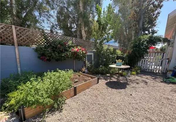 Santa Ana, CA 92706,323 W 18th St