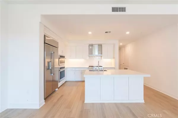 Irvine, CA 92612,3211 Rivington