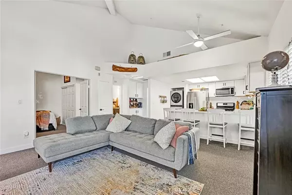 Huntington Beach, CA 92649,4561 Warner #201