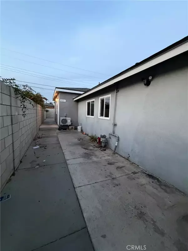 4721 W Oakfield Avenue #2, Santa Ana, CA 92703