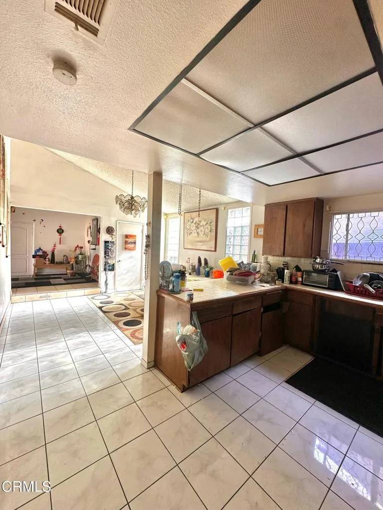North Hollywood, CA 91605,11440 Strathern Street
