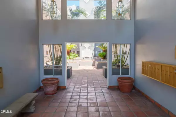 Toluca Lake, CA 91602,10925 Blix Street #102