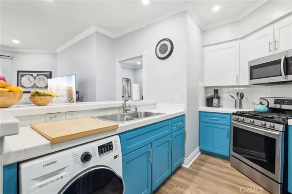 Van Nuys, CA 91411,14914 Hamlin Street #104