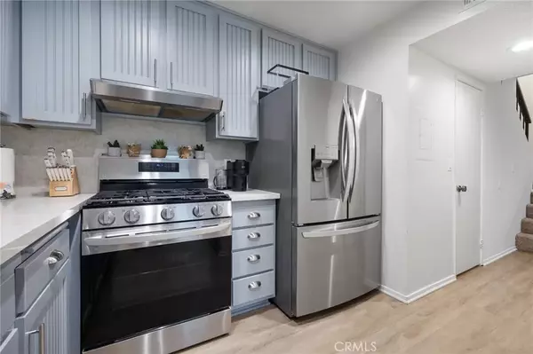 Santa Clarita, CA 91351,27114 Hidaway Avenue #3