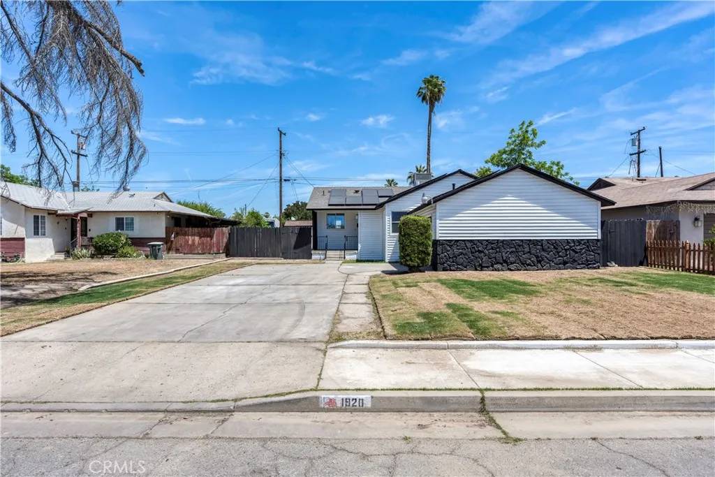 1920 Doolittle Avenue, Bakersfield, CA 93304