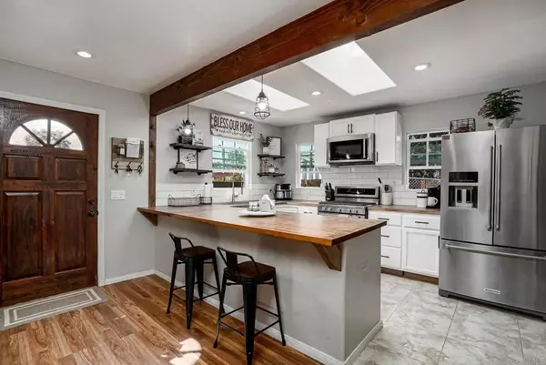 10940 Fillbrook Dr, Lakeside, CA 92040