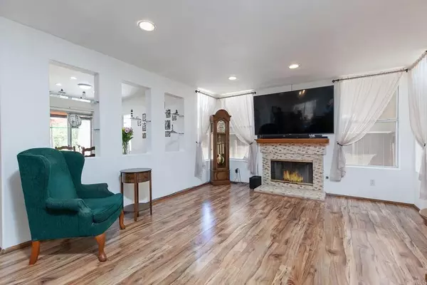 Santee, CA 92071,305 COBBLESTONE PL