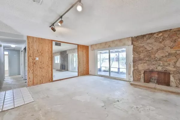 Santee, CA 92071,8816 Court