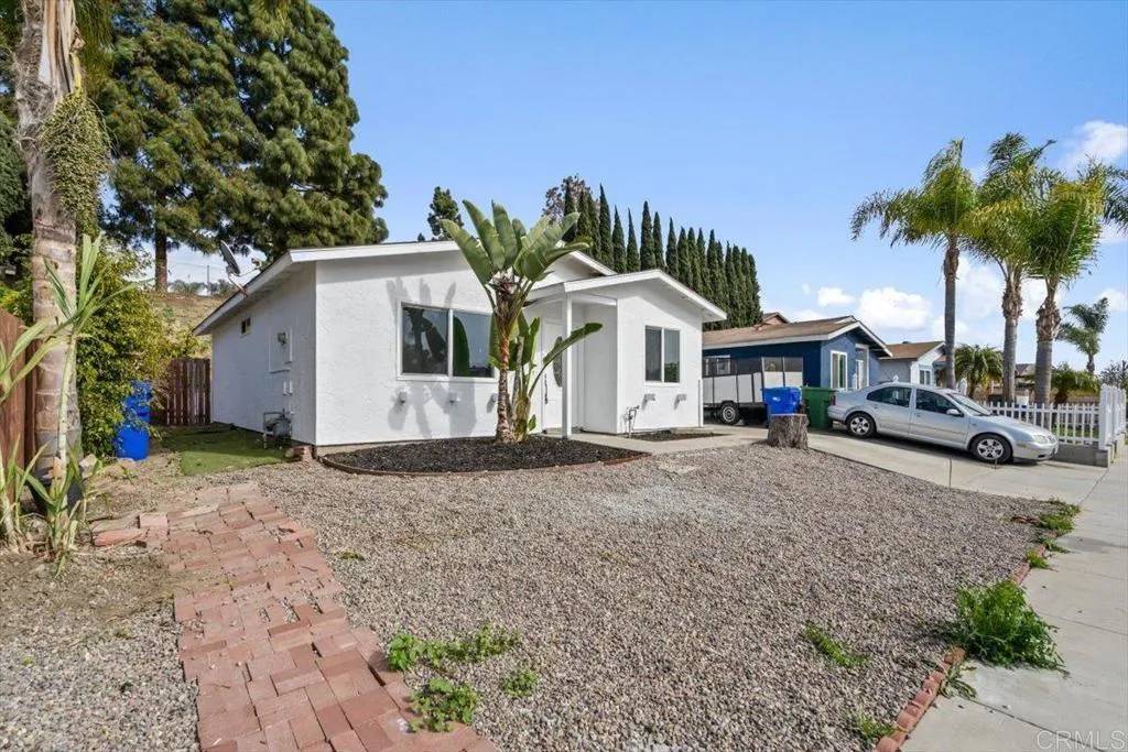 Oceanside, CA 92057,282 lustrosos Street