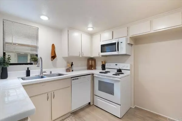 La Jolla, CA 92037,8431 Via Mallorca #102