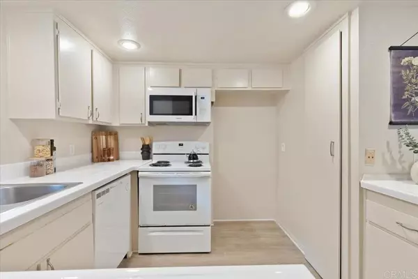 La Jolla, CA 92037,8431 Via Mallorca #102